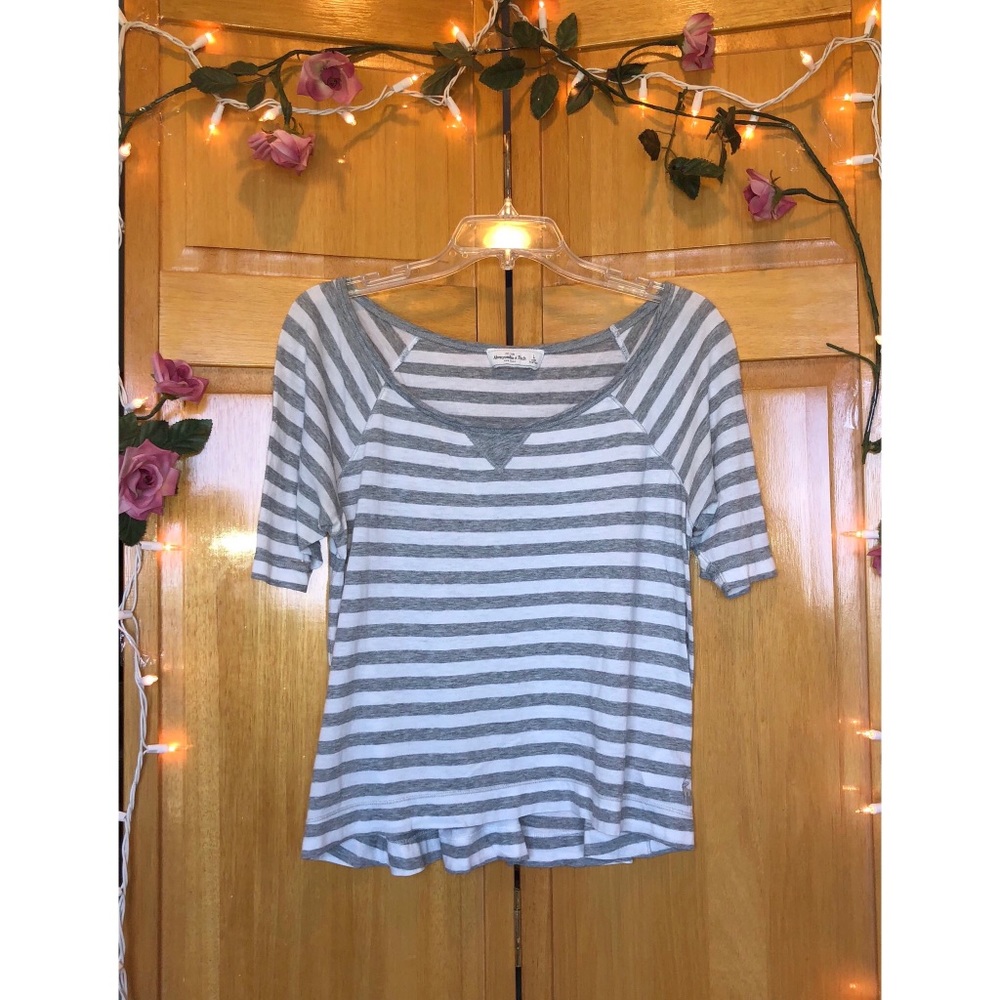 gray and white Abercrombie striped tee